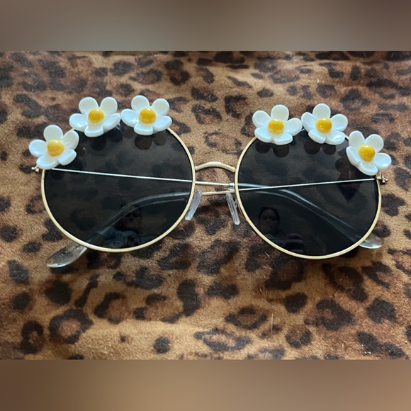 Daisy 70’s  🌻 Sunglasses | NWT - Picture 6 of 6